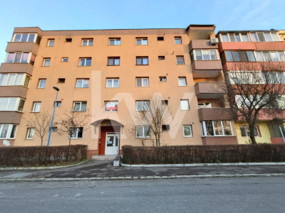 Rezervat - Apartament cu 3 Camere, etaj 1, Str Independentei